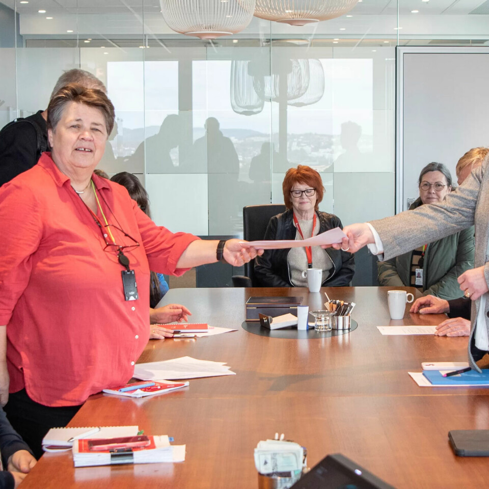Leder Gerd Øiahals i Fagforbundet Post og finans (nr. to f.v.) og konserndirektør Nina Christin Yttervik (t.h.) i Posten Bring har blitt enige i de lokale forhandlingene. Leder Gerd Øiahals i Fagforbundet Post og finans (nr. to f.v.) og konserndirektør Nina Christin Yttervik (t.h.) i Posten Bring har blitt enige i de lokale forhandlingene.