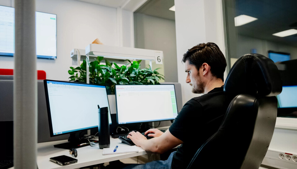 LIKER ROEN: Daniel Pozo Helmersen opplever at det er en ro om natten og liker at de er færre på jobb. LIKER ROEN: Daniel Pozo Helmersen opplever at det er en ro om natten og liker at de er færre på jobb.