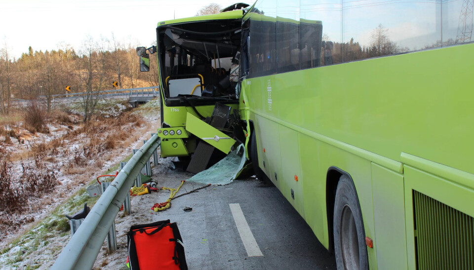 30 KM/T: Denne ulykken endte med en sjåfør død, mens den andre mistet benet. Hastigheten var 33 kilometer i timen. Da slo Statens vegvesens havarikommisjon alarm. 30 KM/T: Denne ulykken endte med en sjåfør død, mens den andre mistet benet. Hastigheten var 33 kilometer i timen. Da slo Statens vegvesens havarikommisjon alarm.