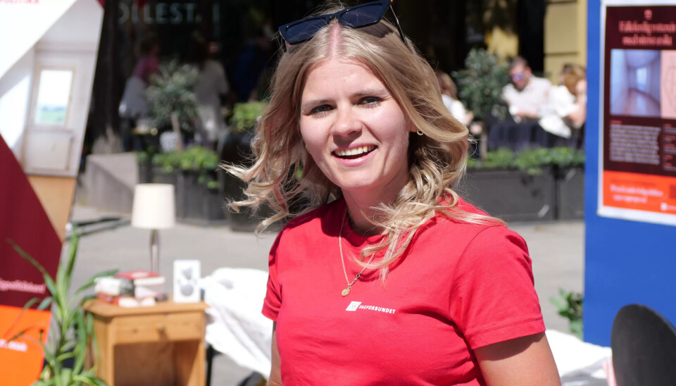 I AKSJON: Bildet av Jeanette Lea Romslo er frå mai då ho og Fagforbundet Ung hadde stand på Karl Johans gate og viste bilder av kva slags bustadar folk med vanlege løner har råd til no i Oslo. I AKSJON: Bildet av Jeanette Lea Romslo er frå mai då ho og Fagforbundet Ung hadde stand på Karl Johans gate og viste bilder av kva slags bustadar folk med vanlege løner har råd til no i Oslo.
