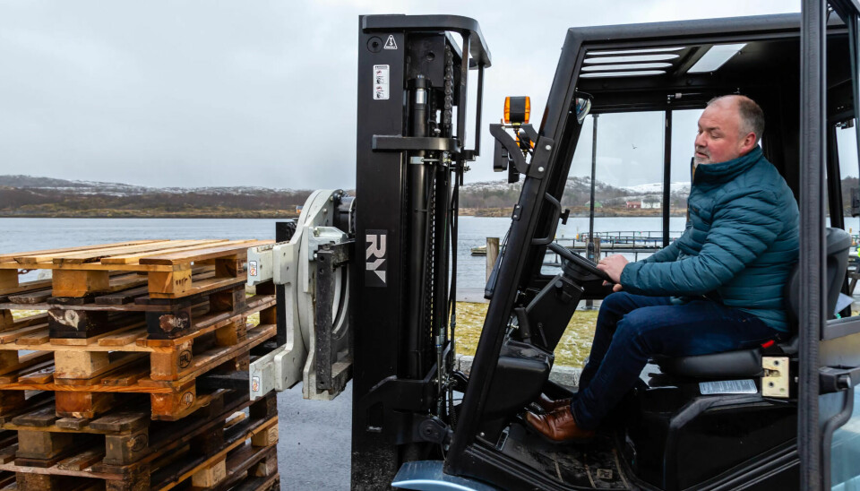 Johnny Nielsen Hanssen føler seg like hjemme i en gaffeltruck som bak rattet i sin Tesla. Johnny Nielsen Hanssen føler seg like hjemme i en gaffeltruck som bak rattet i sin Tesla.