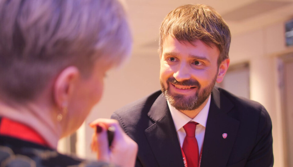 REFORM: – Ap skal ikkje vere museumsvoktarar. Vi skal jobbe for reformer som gjer kvardagen til folk lettare, seier Ap-nestleiaren til Fagbladet rett frå landsmøte-talarstolen. REFORM: – Ap skal ikkje vere museumsvoktarar. Vi skal jobbe for reformer som gjer kvardagen til folk lettare, seier Ap-nestleiaren til Fagbladet rett frå landsmøte-talarstolen.