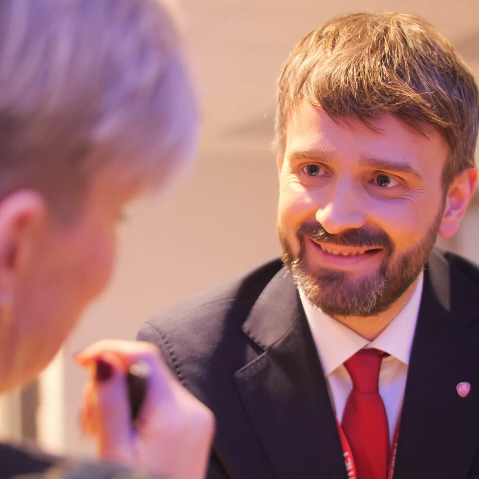 REFORM: – Ap skal ikkje vere museumsvoktarar. Vi skal jobbe for reformer som gjer kvardagen til folk lettare, seier Ap-nestleiaren til Fagbladet rett frå landsmøte-talarstolen. REFORM: – Ap skal ikkje vere museumsvoktarar. Vi skal jobbe for reformer som gjer kvardagen til folk lettare, seier Ap-nestleiaren til Fagbladet rett frå landsmøte-talarstolen.