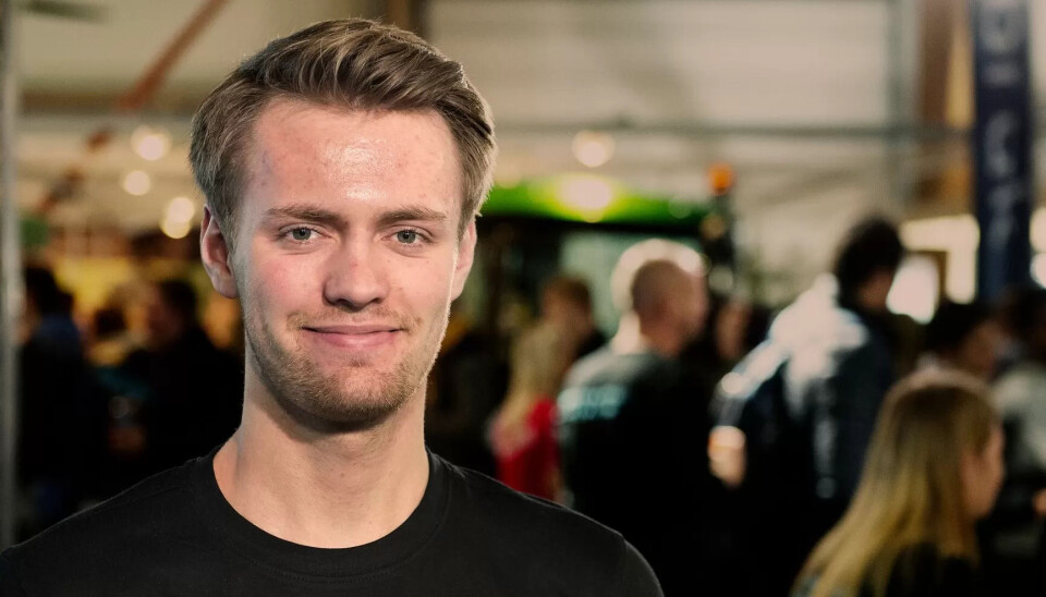 REDDER VERDEN: Sondre Bosaaen fortalte 10. klassingene på utdanningsmessen at ved å bli kjemiprosessoperatør kan de være med å redde verden. REDDER VERDEN: Sondre Bosaaen fortalte 10. klassingene på utdanningsmessen at ved å bli kjemiprosessoperatør kan de være med å redde verden.