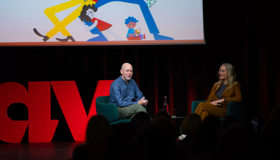 INVITERT TIL NAV: Regissør Ole Martin Hafsmo i samtale med konferansier Hilde Sandvik under Nav-konferansen 2023 i november i år. INVITERT TIL NAV: Regissør Ole Martin Hafsmo i samtale med konferansier Hilde Sandvik under Nav-konferansen 2023 i november i år.