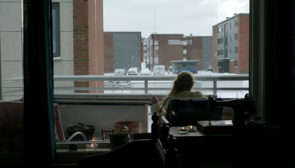TRIVES: Kommunen har kjøpt opp én bolig i hver blokk i dette området. – Det er dritlurt, for da blir det ikke så mye spetakkel, sier Berit. TRIVES: Kommunen har kjøpt opp én bolig i hver blokk i dette området. – Det er dritlurt, for da blir det ikke så mye spetakkel, sier Berit.