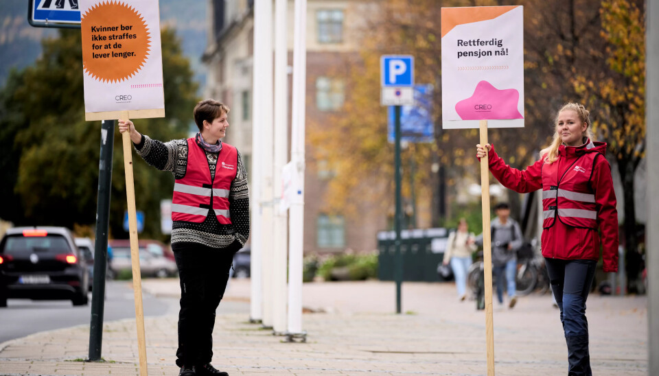 STÅR PÅ KRAVA: – Vi står her til vi får gjennomslag, sier Maria Fosnes. Hun og Karoline Kyll er kanskje de yngste på streikevakta i Trondheim, og hadde ikke tenkt så mye på dette med pensjon før denne saken kom opp. – Jeg tenkte det var en selvfølge å få utbetalt pensjon så lenge man lever, det trodde jeg vi hadde, sier Kyll. STÅR PÅ KRAVA: – Vi står her til vi får gjennomslag, sier Maria Fosnes. Hun og Karoline Kyll er kanskje de yngste på streikevakta i Trondheim, og hadde ikke tenkt så mye på dette med pensjon før denne saken kom opp. – Jeg tenkte det var en selvfølge å få utbetalt pensjon så lenge man lever, det trodde jeg vi hadde, sier Kyll.