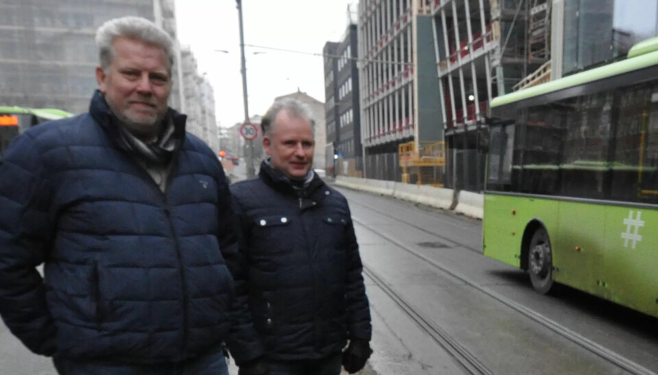 TÅLER LITE: - Selv i lav hastighet blir skadene stoe i førerhytta på disse bussene, fastslår hovedtillitsvalgt Ove A. Solberg og hovedverneombud Harald Sehm i Nettbuss. TÅLER LITE: - Selv i lav hastighet blir skadene stoe i førerhytta på disse bussene, fastslår hovedtillitsvalgt Ove A. Solberg og hovedverneombud Harald Sehm i Nettbuss.