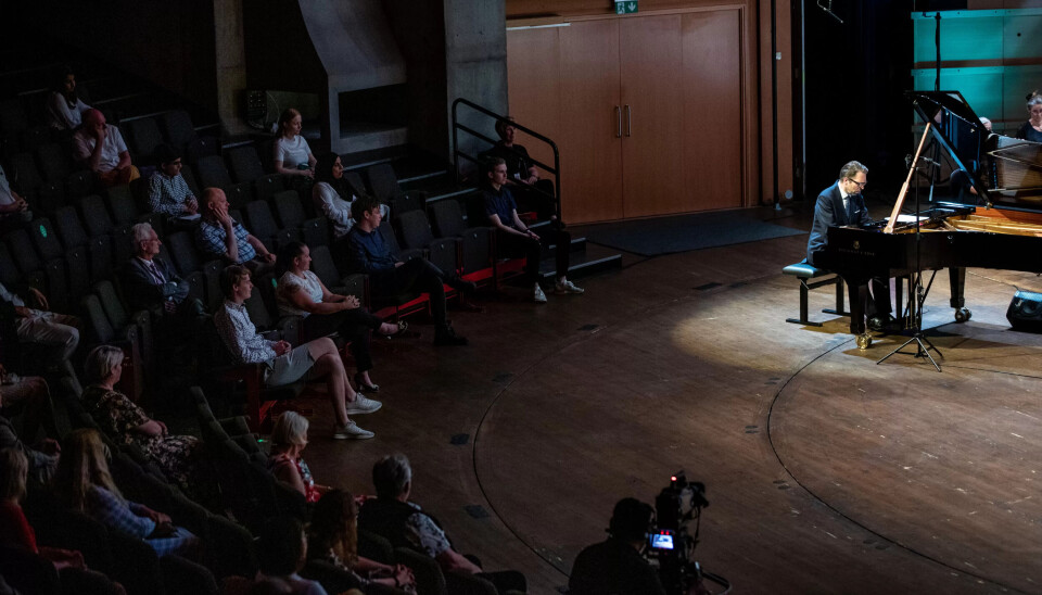 VERDENSSTJERNE: Pianisten Leif Ove Andsnes spilte Griegs A-mollkonsert for helsefagarbeiderne i Grieghallen. VERDENSSTJERNE: Pianisten Leif Ove Andsnes spilte Griegs A-mollkonsert for helsefagarbeiderne i Grieghallen.