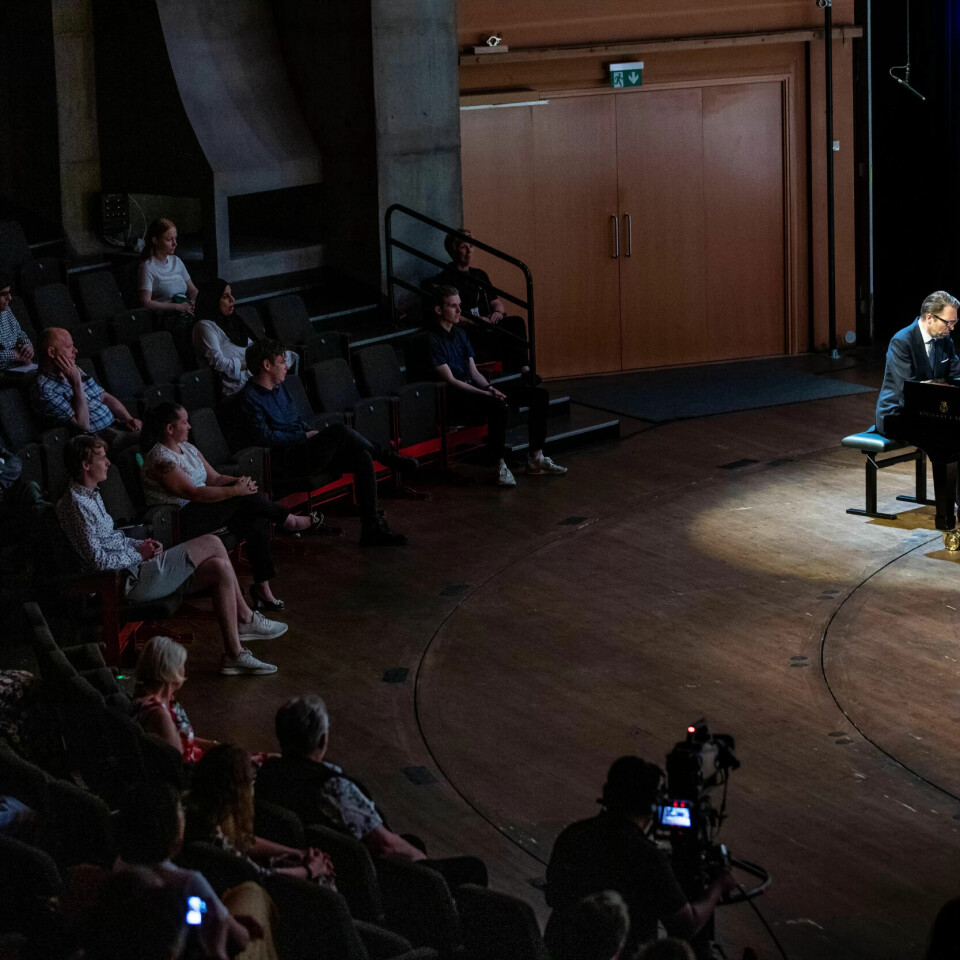 VERDENSSTJERNE: Pianisten Leif Ove Andsnes spilte Griegs A-mollkonsert for helsefagarbeiderne i Grieghallen. VERDENSSTJERNE: Pianisten Leif Ove Andsnes spilte Griegs A-mollkonsert for helsefagarbeiderne i Grieghallen.