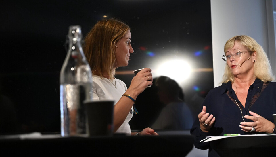 UENIG: Trude Tinnlund (t.h.) trekker frem regjeringen, her ved arbeidsminister Tonje Brenna, sin satsing på ungdomsgaranti. UENIG: Trude Tinnlund (t.h.) trekker frem regjeringen, her ved arbeidsminister Tonje Brenna, sin satsing på ungdomsgaranti.