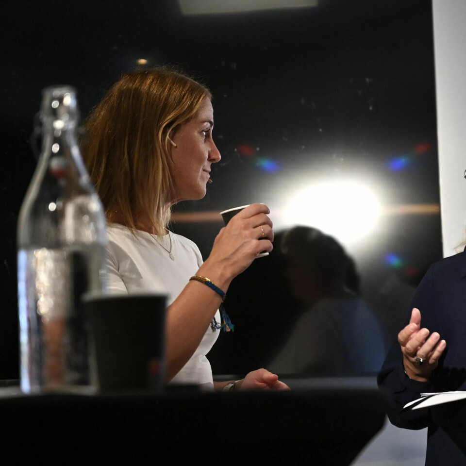 UENIG: Trude Tinnlund (t.h.) trekker frem regjeringen, her ved arbeidsminister Tonje Brenna, sin satsing på ungdomsgaranti. UENIG: Trude Tinnlund (t.h.) trekker frem regjeringen, her ved arbeidsminister Tonje Brenna, sin satsing på ungdomsgaranti.