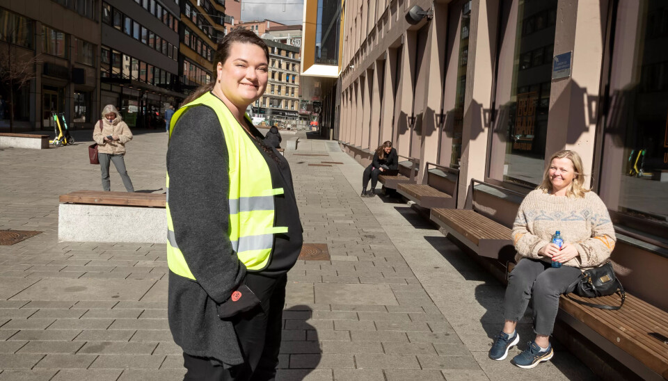 ILDSJEL: – Jeg ELSKER partiet, sier Jannike Arnesen (med gul vest), med så stor entusiasme at det nesten overvelder Ap-partisekretær Kjersti Stenseng (t.h.). ILDSJEL: – Jeg ELSKER partiet, sier Jannike Arnesen (med gul vest), med så stor entusiasme at det nesten overvelder Ap-partisekretær Kjersti Stenseng (t.h.).