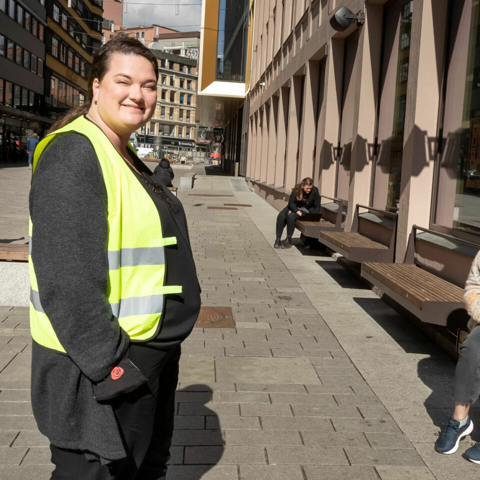 ILDSJEL: – Jeg ELSKER partiet, sier Jannike Arnesen (med gul vest), med så stor entusiasme at det nesten overvelder Ap-partisekretær Kjersti Stenseng (t.h.). ILDSJEL: – Jeg ELSKER partiet, sier Jannike Arnesen (med gul vest), med så stor entusiasme at det nesten overvelder Ap-partisekretær Kjersti Stenseng (t.h.).