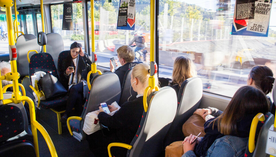 SVÆR BUSS: Leddbussen har plass til 150 passasjerer, da er det best om sjåføren lar være å kjekke seg i trafikken. SVÆR BUSS: Leddbussen har plass til 150 passasjerer, da er det best om sjåføren lar være å kjekke seg i trafikken.