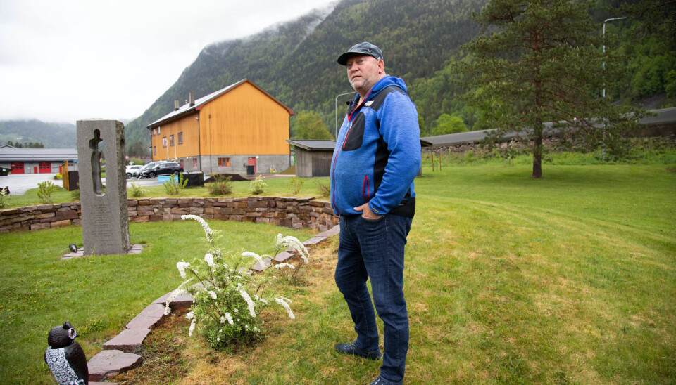 MINNESMERKE: Klubben mistet et ressurssterkt medlem da Eivind Hovden ble drept på Utøya. Gravdal har sørget for den flotte innrammingen av minnesmerket der de ukentlig tenner lys. MINNESMERKE: Klubben mistet et ressurssterkt medlem da Eivind Hovden ble drept på Utøya. Gravdal har sørget for den flotte innrammingen av minnesmerket der de ukentlig tenner lys.