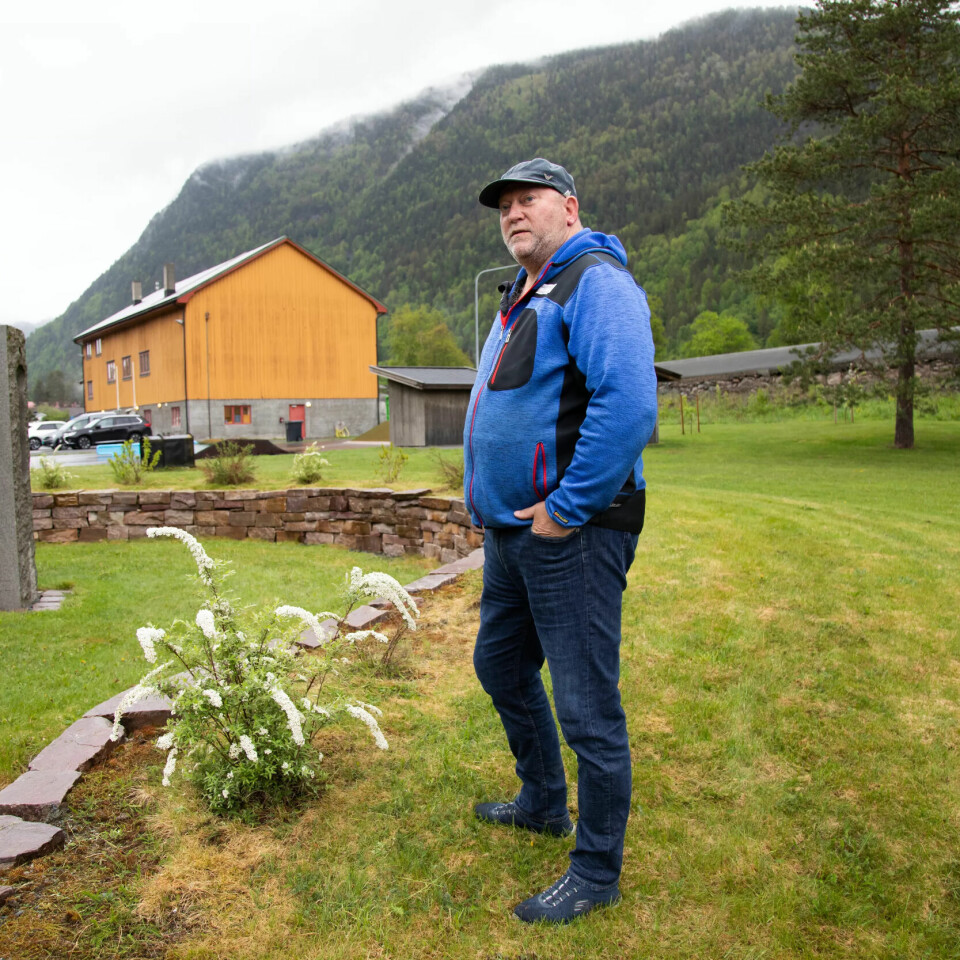 MINNESMERKE: Klubben mistet et ressurssterkt medlem da Eivind Hovden ble drept på Utøya. Gravdal har sørget for den flotte innrammingen av minnesmerket der de ukentlig tenner lys. MINNESMERKE: Klubben mistet et ressurssterkt medlem da Eivind Hovden ble drept på Utøya. Gravdal har sørget for den flotte innrammingen av minnesmerket der de ukentlig tenner lys.