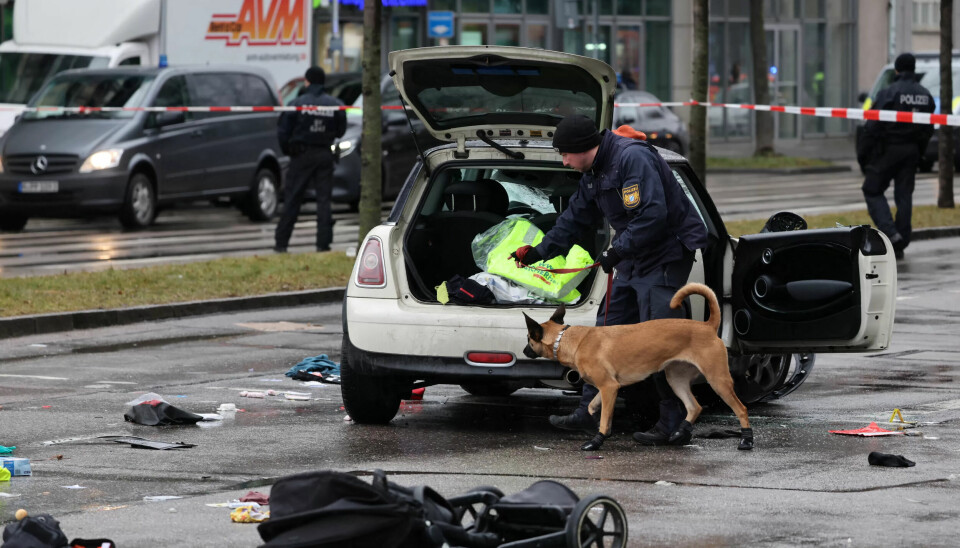MÜNCHEN: Politiet jobber også med politihund på stedet. MÜNCHEN: Politiet jobber også med politihund på stedet.