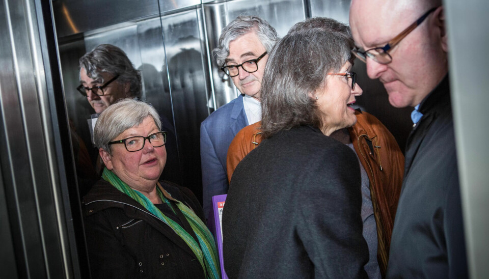 I SAMME HEIS: Forhandlingslederne i statsoppgjøret havnet i samme heis ved oppstarten av meklinga. Fra venstre: Tone Rønoldtangen (LO Stat), Petter Aaslestad (Unio stat), avdelingsdirektør Grete Jarnæs, og personaldirektør Gisle Norheim helt til høyre. Pål Arnesen (YS Stat) er skjult bar Jarnæs. I SAMME HEIS: Forhandlingslederne i statsoppgjøret havnet i samme heis ved oppstarten av meklinga. Fra venstre: Tone Rønoldtangen (LO Stat), Petter Aaslestad (Unio stat), avdelingsdirektør Grete Jarnæs, og personaldirektør Gisle Norheim helt til høyre. Pål Arnesen (YS Stat) er skjult bar Jarnæs.