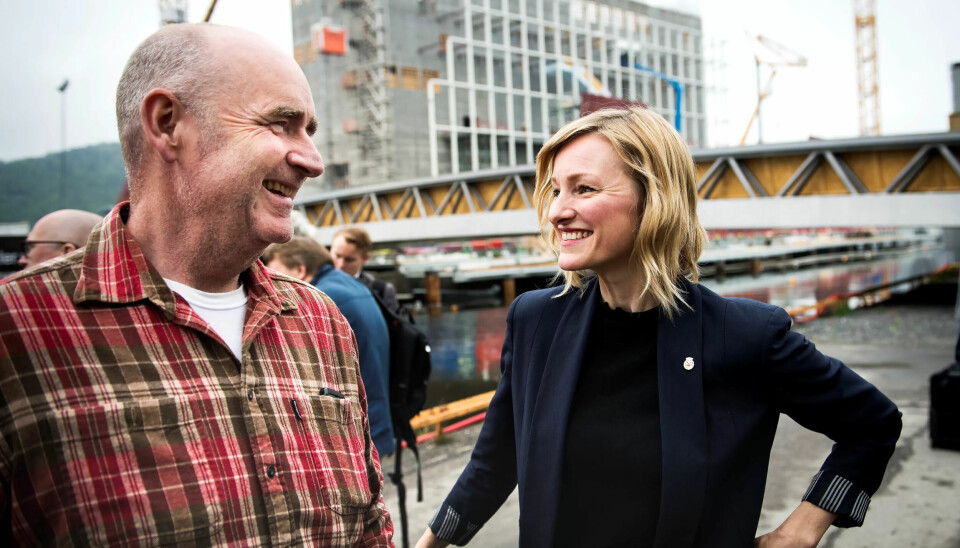 OSLOMODELLEN: Her er Inga Marte Thorkildsen i samtale med byggmester Åsmund Østvold under lanseringen av Oslomodellen nylig. OSLOMODELLEN: Her er Inga Marte Thorkildsen i samtale med byggmester Åsmund Østvold under lanseringen av Oslomodellen nylig.
