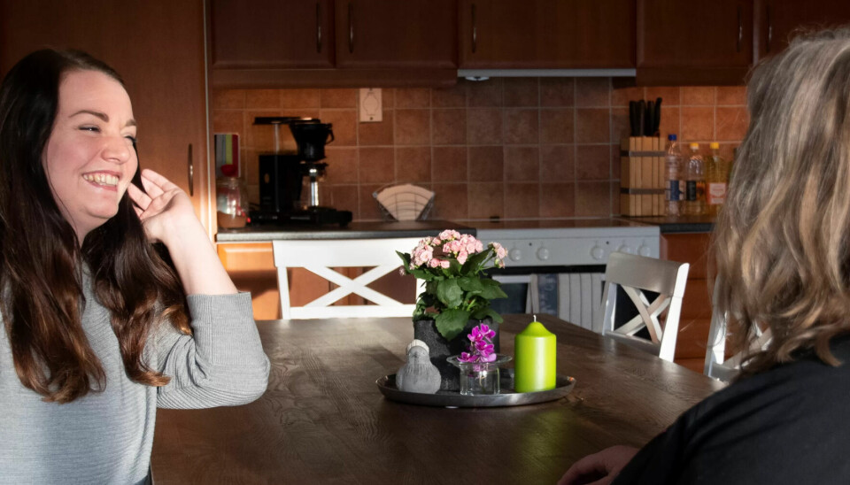 TRIVES: Camilla Karlsen Moseby roser arbeidsmiljøet og kollegene i bofellesskapet. – Vi er som en storfamilie, sier hun. TRIVES: Camilla Karlsen Moseby roser arbeidsmiljøet og kollegene i bofellesskapet. – Vi er som en storfamilie, sier hun.