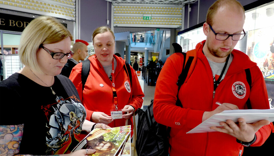 Aleksander Løkås fra Fellesforbundet og Tove-Mette Blix fra HK på LOs sommerpatrulje i Bodø. Her snakker de med Angelica Thorbjørnsen som jobber 25 % stilling på Bjørklund. Angelica er HK-medlem og jobber også i en deltidsstilling som bartender. Aleksander Løkås fra Fellesforbundet og Tove-Mette Blix fra HK på LOs sommerpatrulje i Bodø. Her snakker de med Angelica Thorbjørnsen som jobber 25 % stilling på Bjørklund. Angelica er HK-medlem og jobber også i en deltidsstilling som bartender.