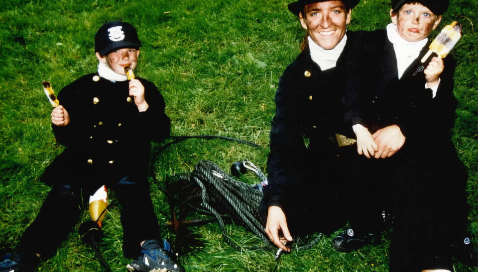 Tommy (til venstre) og Martin (på fanget) har alltid vært involvert i mammas jobb. Her fra en åpen dag på brannstasjonen. Tommy (til venstre) og Martin (på fanget) har alltid vært involvert i mammas jobb. Her fra en åpen dag på brannstasjonen.