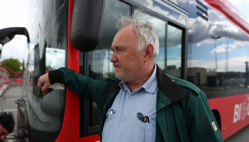 En forsterket A-stolpe, som Johnny Johnsen lener seg på, er nøkkelen til et sikrere førermiljø for bussjåførene, mener han. En forsterket A-stolpe, som Johnny Johnsen lener seg på, er nøkkelen til et sikrere førermiljø for bussjåførene, mener han.