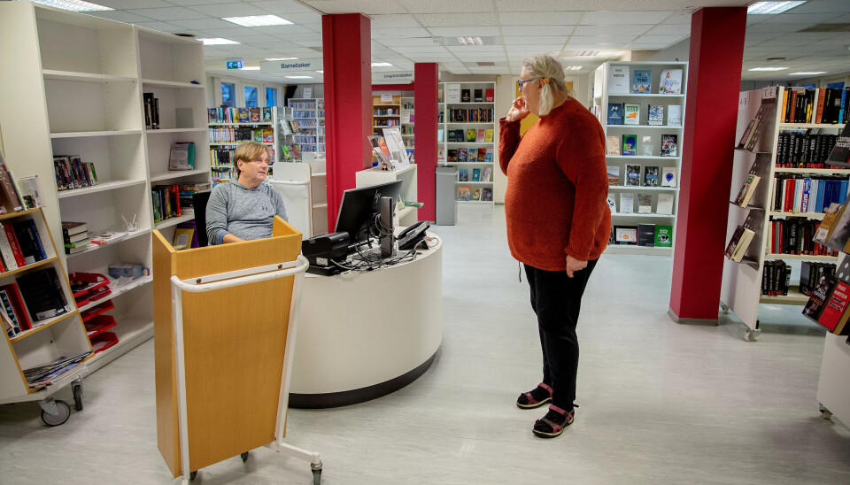 RAUST: Gro Dahle synes det er raust av den nye Færder kommune, «mannen i altfor stor jakke», å la øya Tjøme med sine rundt 3000 fastboende få beholde biblioteket, som har verdens beste bibliotekar, Rune Bang. RAUST: Gro Dahle synes det er raust av den nye Færder kommune, «mannen i altfor stor jakke», å la øya Tjøme med sine rundt 3000 fastboende få beholde biblioteket, som har verdens beste bibliotekar, Rune Bang.