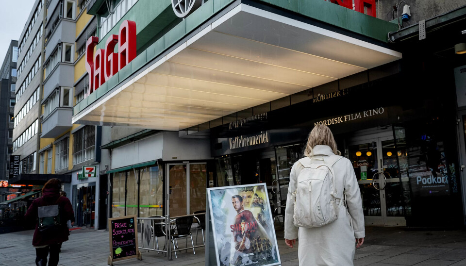 T-baneturen til sentrum er ikkje lang. Men når den eine arbeidsdagen ofte sluttar klokka fire, og den neste begynner halv fem, tel kvart minutt. I dag har ho litt betre tid og spaserer avslappa gjennom den tunge hovuddøra. T-baneturen til sentrum er ikkje lang. Men når den eine arbeidsdagen ofte sluttar klokka fire, og den neste begynner halv fem, tel kvart minutt. I dag har ho litt betre tid og spaserer avslappa gjennom den tunge hovuddøra.