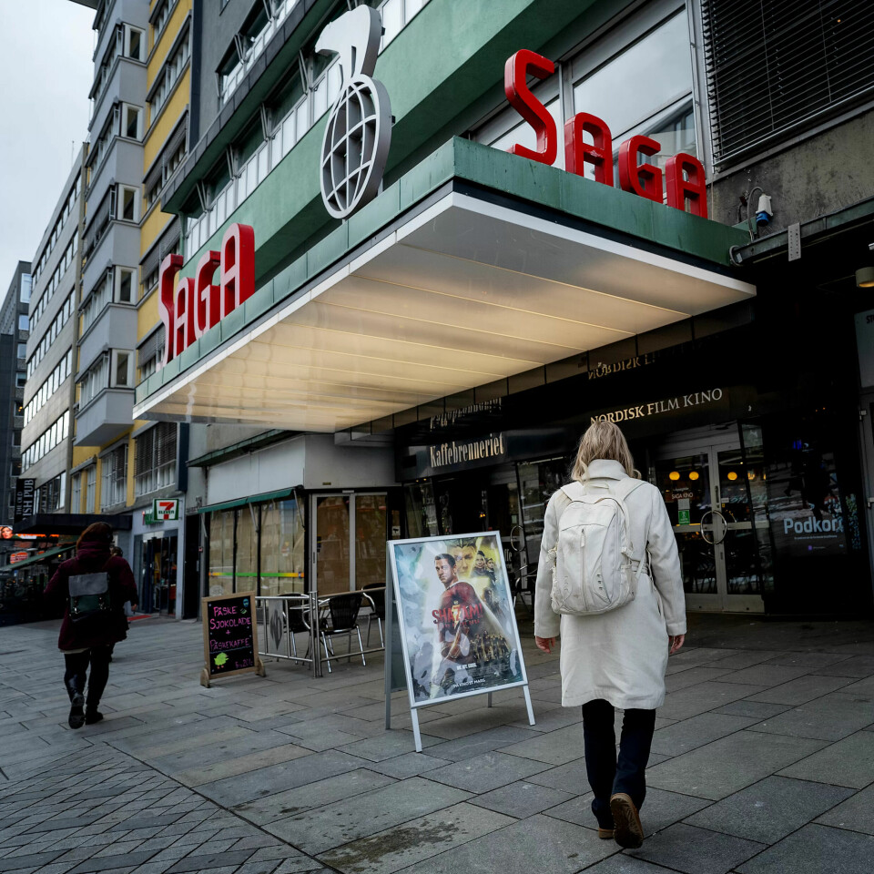 T-baneturen til sentrum er ikkje lang. Men når den eine arbeidsdagen ofte sluttar klokka fire, og den neste begynner halv fem, tel kvart minutt. I dag har ho litt betre tid og spaserer avslappa gjennom den tunge hovuddøra. T-baneturen til sentrum er ikkje lang. Men når den eine arbeidsdagen ofte sluttar klokka fire, og den neste begynner halv fem, tel kvart minutt. I dag har ho litt betre tid og spaserer avslappa gjennom den tunge hovuddøra.