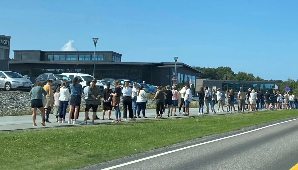 Køen var lang da Halden kommune åpnet for drop-in-vaksinering av ansatte i barnehager og skoler. Køen var lang da Halden kommune åpnet for drop-in-vaksinering av ansatte i barnehager og skoler.