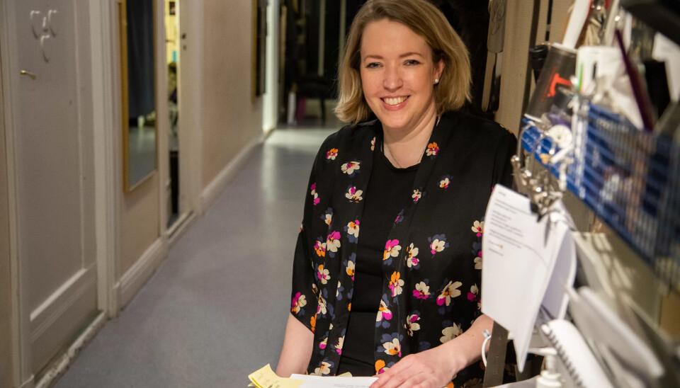 HURTIG MEN NØYAKTIG: – Vi må ha is i magen og ro i hendene, sier påkleder Eva Hodnefjell. HURTIG MEN NØYAKTIG: – Vi må ha is i magen og ro i hendene, sier påkleder Eva Hodnefjell.