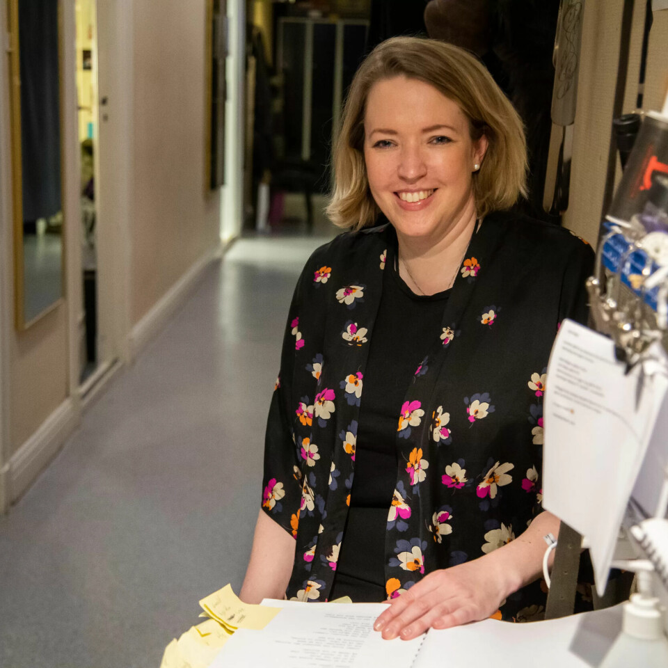 HURTIG MEN NØYAKTIG: – Vi må ha is i magen og ro i hendene, sier påkleder Eva Hodnefjell. HURTIG MEN NØYAKTIG: – Vi må ha is i magen og ro i hendene, sier påkleder Eva Hodnefjell.