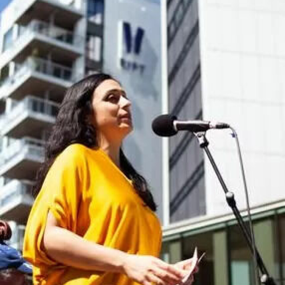 TVILER: Hadia Tajik oppfordrer ingen til å akseptere noe annet enn pensjon fra første krone. Her under fanemarkeringen på fredag. TVILER: Hadia Tajik oppfordrer ingen til å akseptere noe annet enn pensjon fra første krone. Her under fanemarkeringen på fredag.