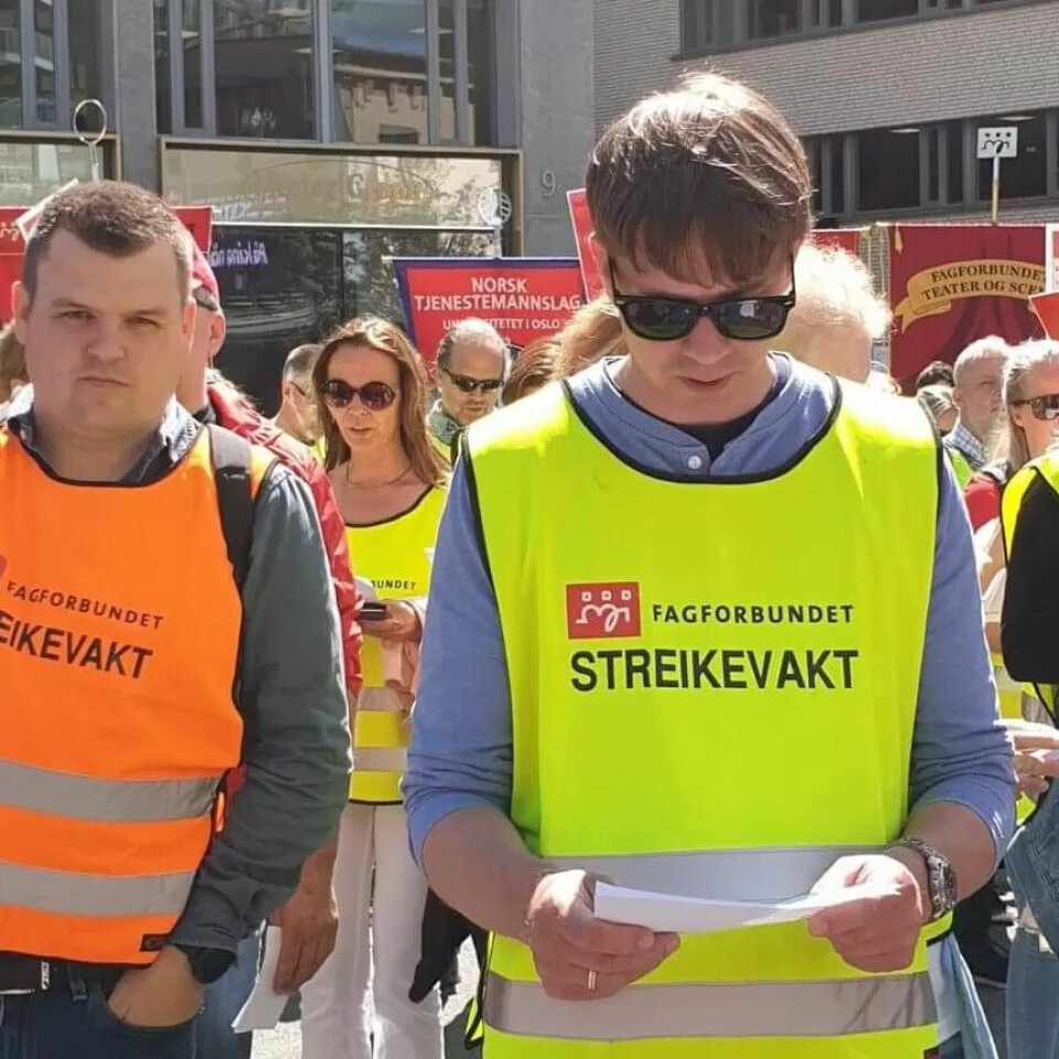 STREIKELEDER: Marius Bjørndalen er stolt over de som har stått på hver dag gjennom streiken og mener alle fortjener en stor takk for at de stiller opp for noe som ikke angår dem selv. STREIKELEDER: Marius Bjørndalen er stolt over de som har stått på hver dag gjennom streiken og mener alle fortjener en stor takk for at de stiller opp for noe som ikke angår dem selv.