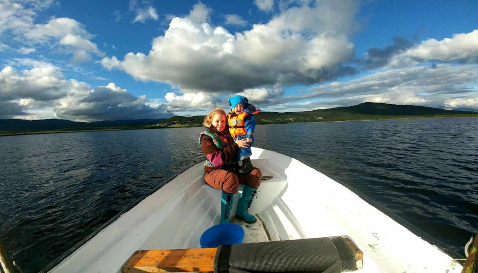 UT PÅ TUR: Carina Korneliussen og sønnen Tian på båttur under familieleiren i Målselv i Troms. Far og samboer Terje Andersen fotograferer og ror. UT PÅ TUR: Carina Korneliussen og sønnen Tian på båttur under familieleiren i Målselv i Troms. Far og samboer Terje Andersen fotograferer og ror.