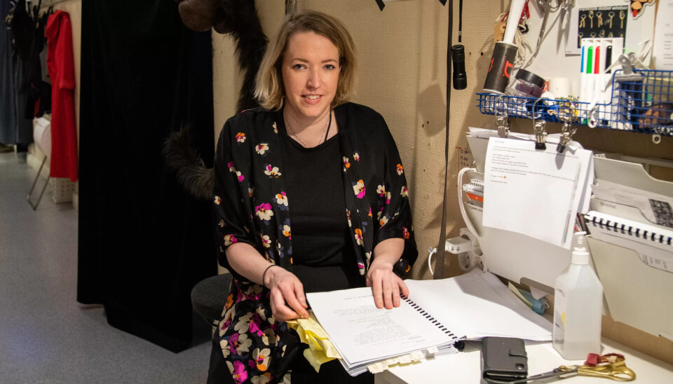 PÅ GANGEN: Rett bak scenen sitter påkleder Eva Hodnefjell klar til å hjelpe skuespillere med raske skift. PÅ GANGEN: Rett bak scenen sitter påkleder Eva Hodnefjell klar til å hjelpe skuespillere med raske skift.