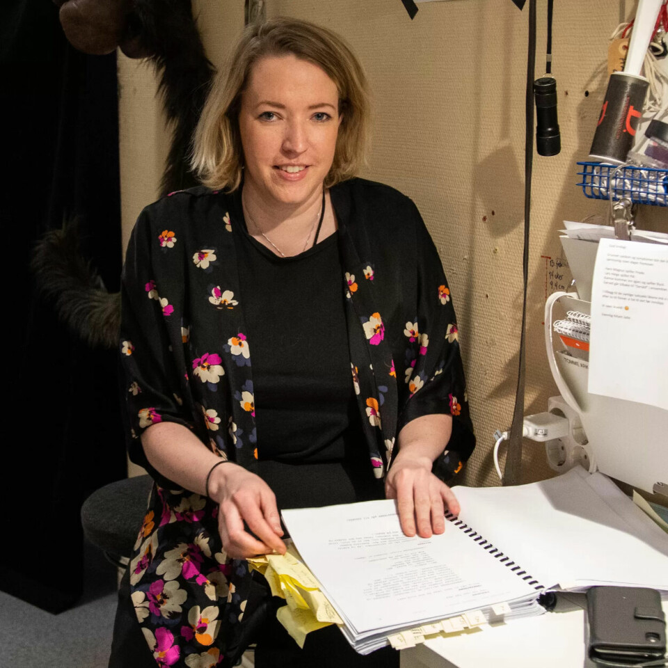 PÅ GANGEN: Rett bak scenen sitter påkleder Eva Hodnefjell klar til å hjelpe skuespillere med raske skift. PÅ GANGEN: Rett bak scenen sitter påkleder Eva Hodnefjell klar til å hjelpe skuespillere med raske skift.