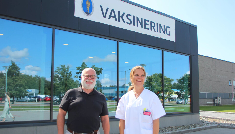 – Tilbudet er tatt veldig godt imot, sier sykepleier Cecilie Labori Espenes om drop-in-vaksineringen av ansatte i barnehager og skoler i Halden. Kommuneoverlege Halvard Bø forteller at 918 er blitt vaksinert i løpet av de to dagene da tilbudet var åpent. – Tilbudet er tatt veldig godt imot, sier sykepleier Cecilie Labori Espenes om drop-in-vaksineringen av ansatte i barnehager og skoler i Halden. Kommuneoverlege Halvard Bø forteller at 918 er blitt vaksinert i løpet av de to dagene da tilbudet var åpent.