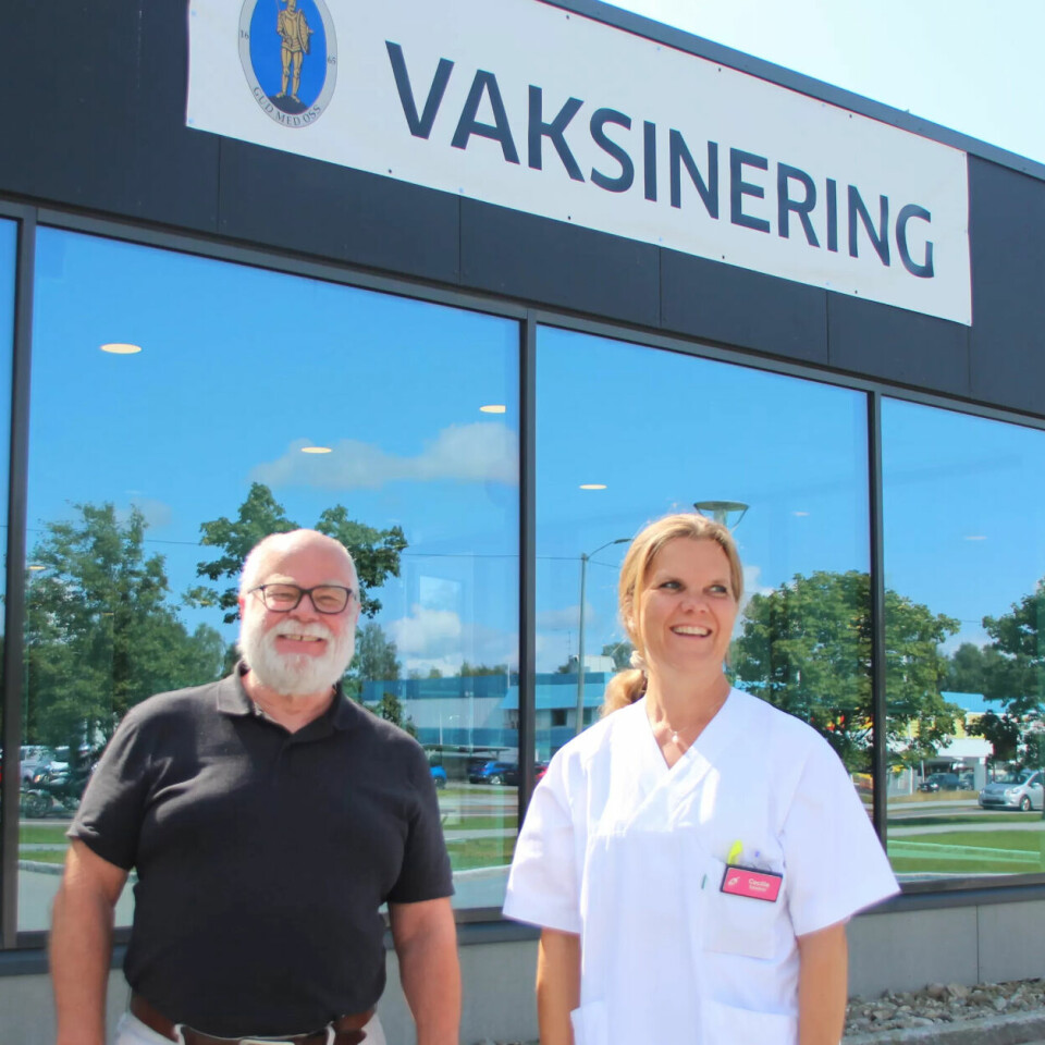– Tilbudet er tatt veldig godt imot, sier sykepleier Cecilie Labori Espenes om drop-in-vaksineringen av ansatte i barnehager og skoler i Halden. Kommuneoverlege Halvard Bø forteller at 918 er blitt vaksinert i løpet av de to dagene da tilbudet var åpent. – Tilbudet er tatt veldig godt imot, sier sykepleier Cecilie Labori Espenes om drop-in-vaksineringen av ansatte i barnehager og skoler i Halden. Kommuneoverlege Halvard Bø forteller at 918 er blitt vaksinert i løpet av de to dagene da tilbudet var åpent.