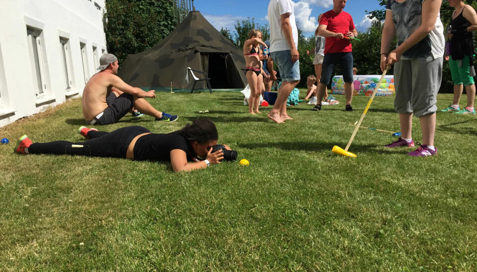 FERSKE JOURNALISTER: Nora på 11 år (liggende på gresset) og Kaja på 15 år tester ut ulike måter å fotografere krokett på. Fra leiren på Ringsaker. FERSKE JOURNALISTER: Nora på 11 år (liggende på gresset) og Kaja på 15 år tester ut ulike måter å fotografere krokett på. Fra leiren på Ringsaker.