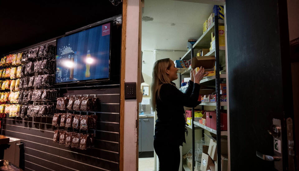 På kinoen skal ingen stå stille i kassa og gjeremålslista er lang. I dag pakkar Andrea bort varer som snart skal glede påskeferierande kinogjestar. På kinoen skal ingen stå stille i kassa og gjeremålslista er lang. I dag pakkar Andrea bort varer som snart skal glede påskeferierande kinogjestar.