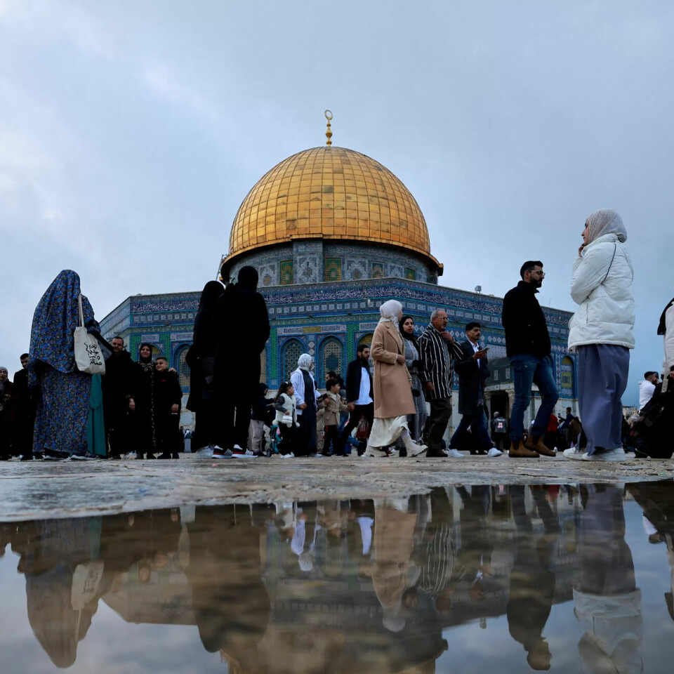 SAMLES: Flere tusen er samlet utenfor al-Aqsa moskeen. SAMLES: Flere tusen er samlet utenfor al-Aqsa moskeen.