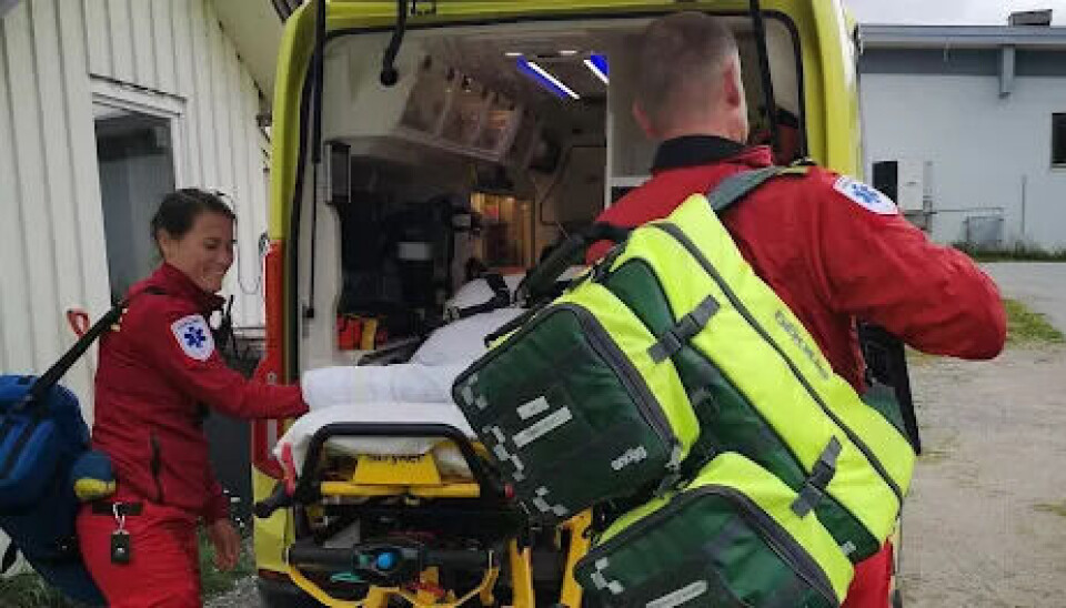 BRUKER TID: Når ambulanseansatte har hjemmevakt kan det fort gå en halvtime å samle vaktlaget. Deretter er det over 20 mil til sykehuset. BRUKER TID: Når ambulanseansatte har hjemmevakt kan det fort gå en halvtime å samle vaktlaget. Deretter er det over 20 mil til sykehuset.