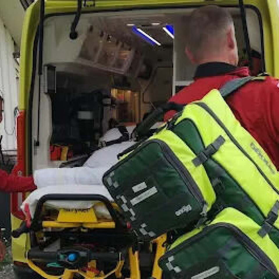 BRUKER TID: Når ambulanseansatte har hjemmevakt kan det fort gå en halvtime å samle vaktlaget. Deretter er det over 20 mil til sykehuset. BRUKER TID: Når ambulanseansatte har hjemmevakt kan det fort gå en halvtime å samle vaktlaget. Deretter er det over 20 mil til sykehuset.
