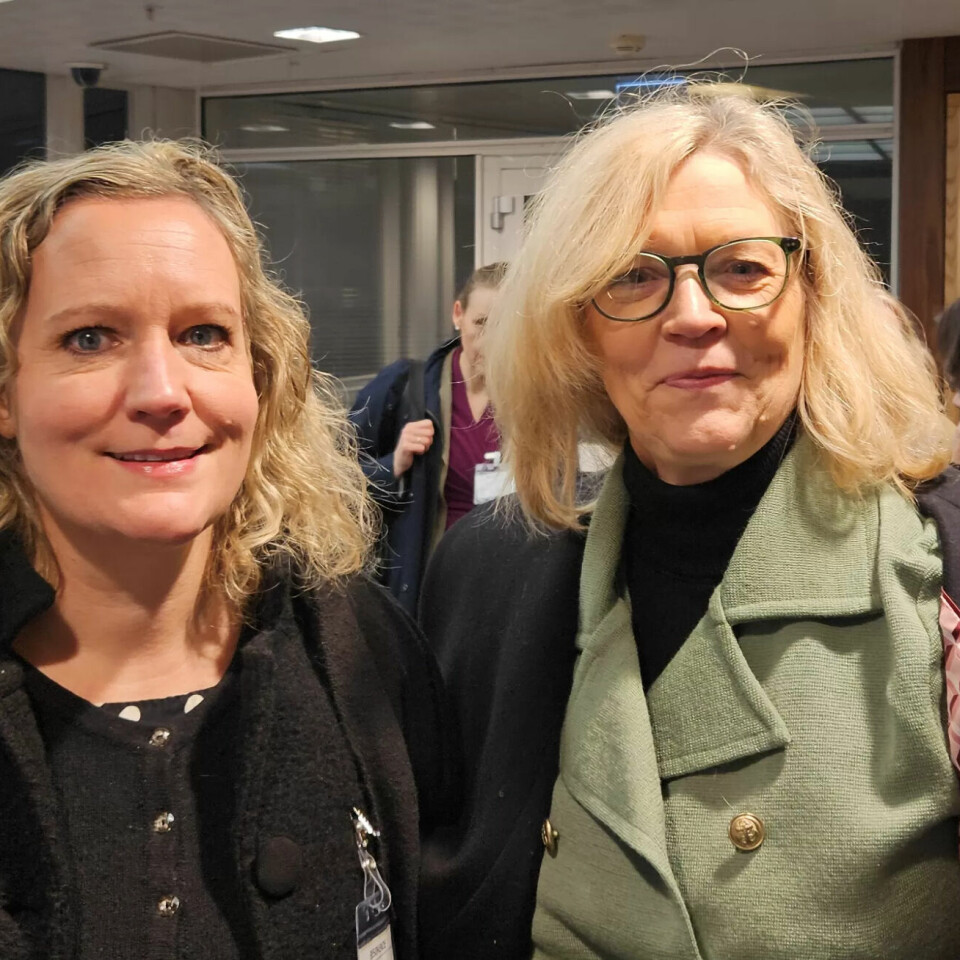 LOs forhandlingsleder Tone Faugli (t.v.) før møtestart med NHO og arbeidslivsdirektør Nina Melsom mandag morgen. LOs forhandlingsleder Tone Faugli (t.v.) før møtestart med NHO og arbeidslivsdirektør Nina Melsom mandag morgen.