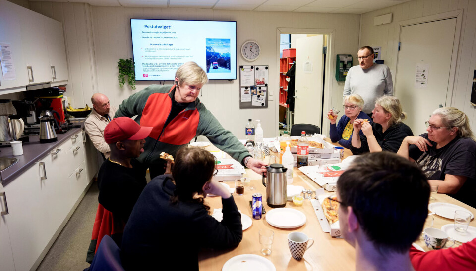 KAFFETØRST: Tove Eide strekker seg etter en tår. KAFFETØRST: Tove Eide strekker seg etter en tår.