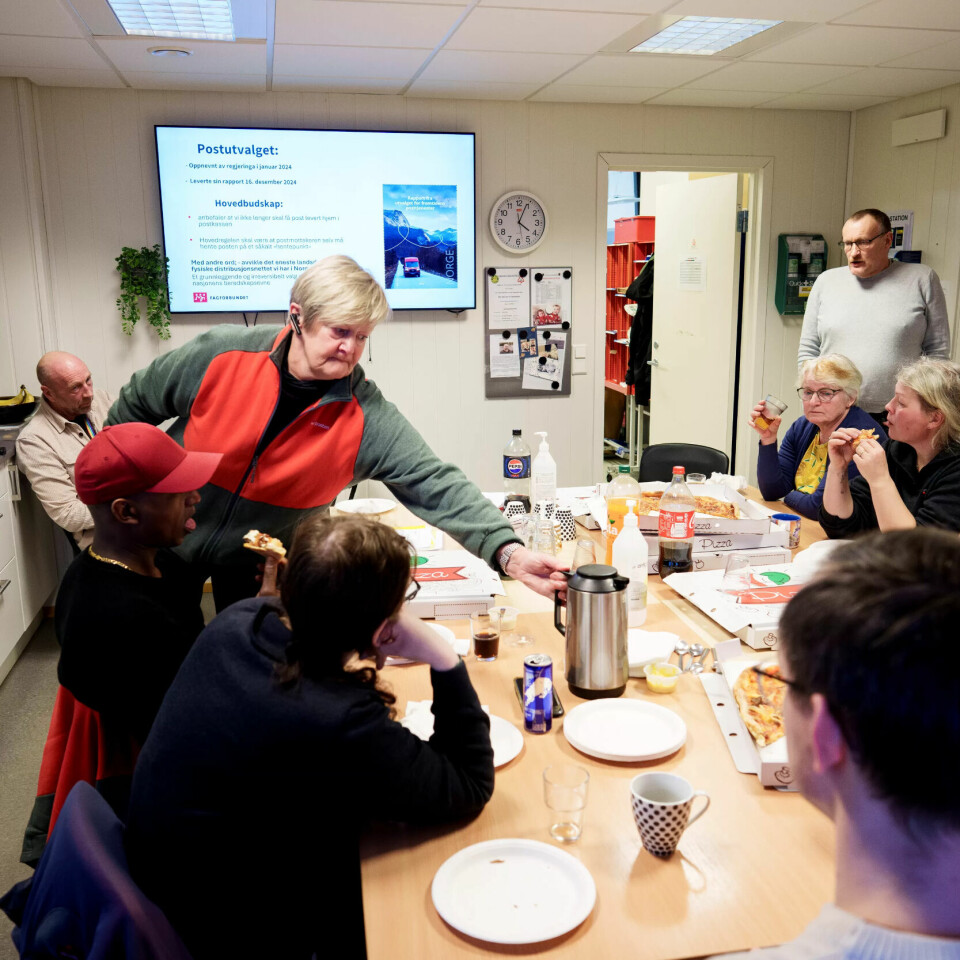 KAFFETØRST: Tove Eide strekker seg etter en tår. KAFFETØRST: Tove Eide strekker seg etter en tår.