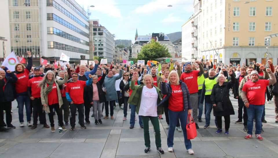 Da lærerstreiken hadde vart i 100 dager arrangerte de streikende en fanemarkering i Bergen. Da lærerstreiken hadde vart i 100 dager arrangerte de streikende en fanemarkering i Bergen.